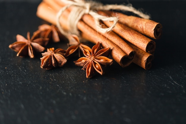 Bâtonnets de cannelle de Ceylan dans une gerbe