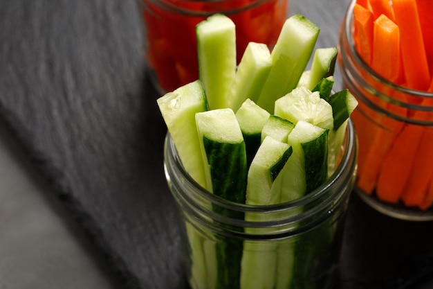 Bâtonnets de concombre gros plan Collation de légumes Aliments sains pour l'alimentation