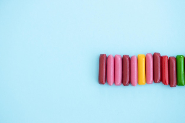 Bâtonnets de couleur bonbon sur fond bleu