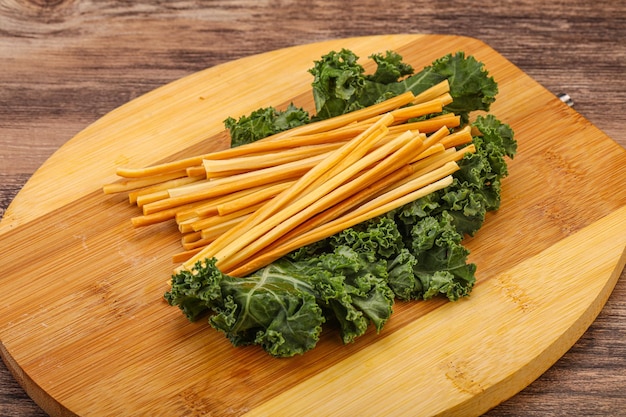 Bâtonnets de fromage Chechel par-dessus bord