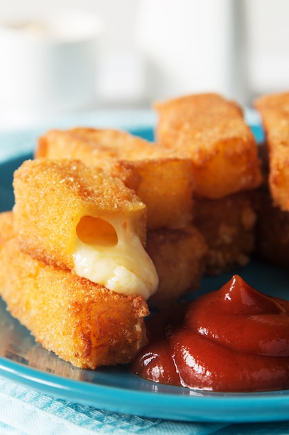 Bâtonnets de fromage frit avec sauce