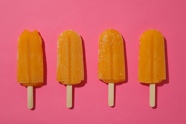 Bâtonnets de glace à la mangue ou au caramel sur rose