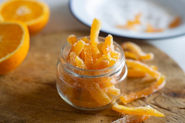 Bâtonnets d'oranges confites au sucre servis dans un verre.