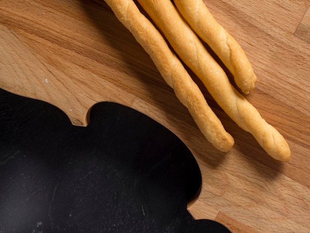 Bâtonnets de pain croustillant italien Grissini mis à plat isolé sur studio