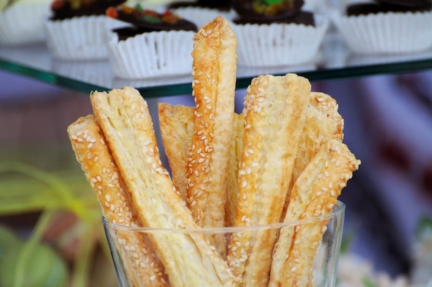 Bâtonnets de pain avec du fromage en verre