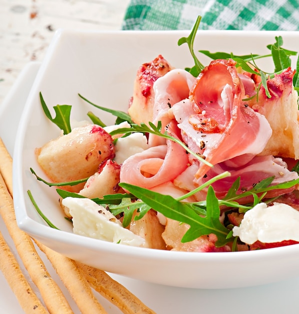 Bâtonnets de pain grissini au jambon, tomate et basilic