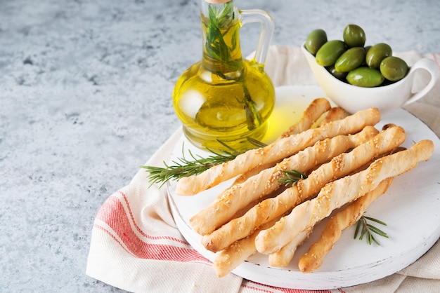 Bâtonnets de pain grissini italiens aux herbes et graines de sésame, espace de copie