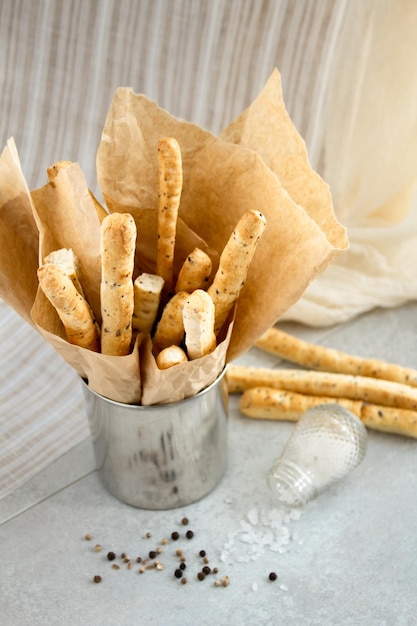 Bâtonnets de pain snack avec du sel et des épices