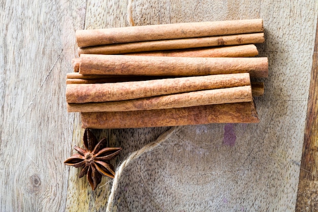 Bâtonnets parfumés de cannelle entière sèche avec une corde de lin fin sur la place de la cuisine