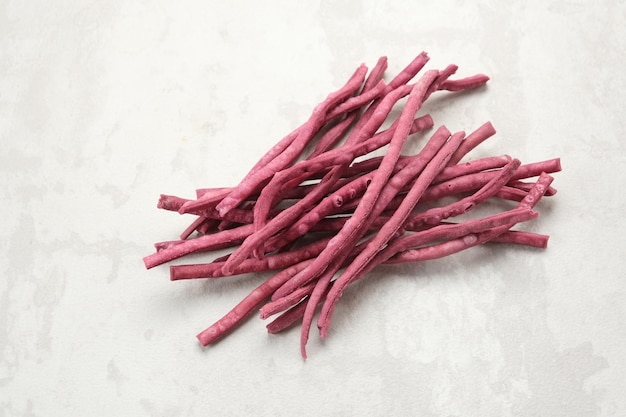 Bâtonnets de patates douces violettes à base de tranches de patates douces violettes puis frites