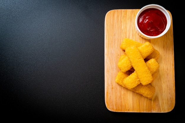 Bâtonnets de poisson frits croustillants au ketchup