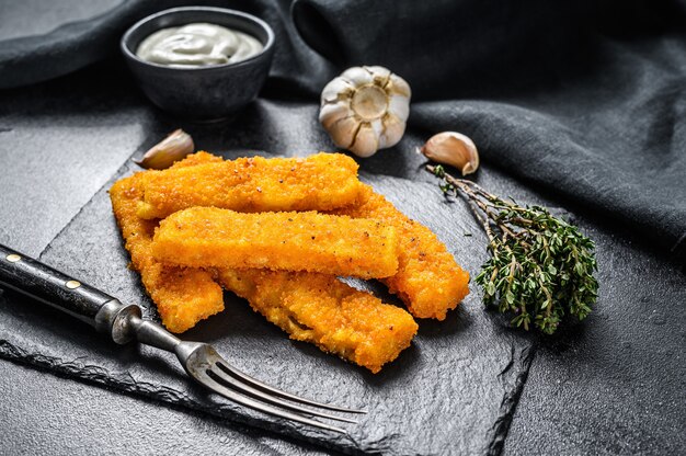 Bâtonnets de poisson frits croustillants avec chapelure servis avec sauce tartare