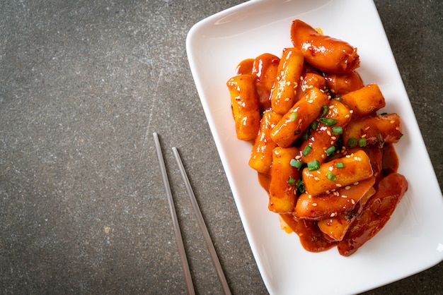 Bâtonnets de riz coréen à la sauce épicée (Tteokbokki)