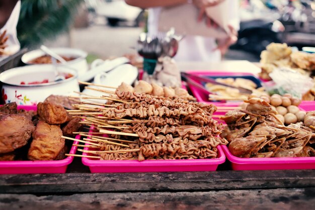 Bâtonnets de satay BBQ grillé au poulet épicé Nourriture indonésienne Satay de poulet ou Sate Ayam