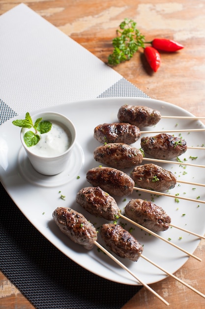 Bâtonnets de viande apéritif sur fond de bois