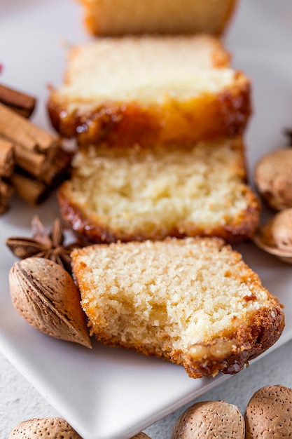 Bâtons de cannelle et amandes maison