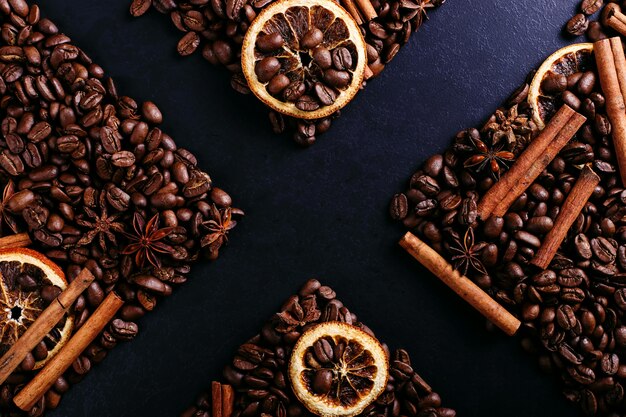 Bâtons de cannelle, anis étoilé, grains de café et orange séchée sur la table de la cuisine