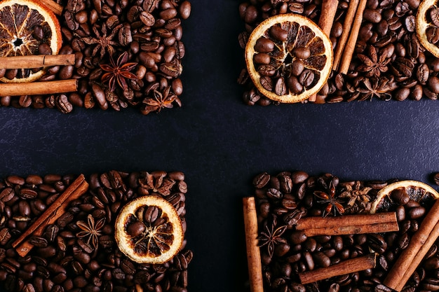 Bâtons de cannelle, anis étoilé, grains de café et orange séchée sur la table de la cuisine