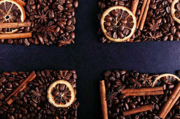 Bâtons de cannelle, anis étoilé, grains de café et orange séchée sur la table de la cuisine