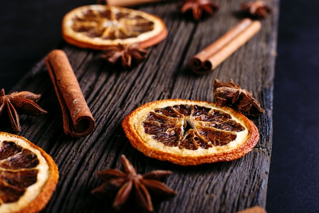 Bâtons de cannelle, anis étoilé et orange séchée sur la table de la cuisine