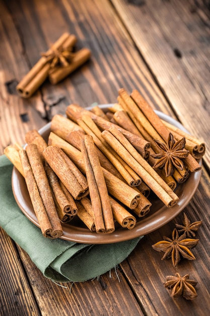 Bâtons de cannelle sur une assiette sur une table en bois