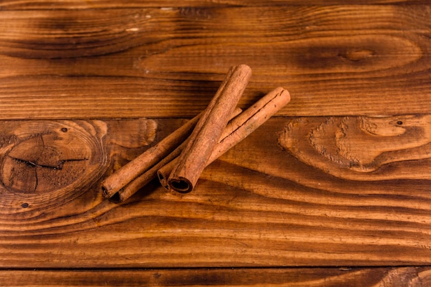 Bâtons de cannelle bruns sur table en bois rustique
