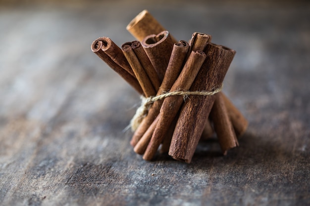 Bâtons de cannelle de Ceylan sur fond de bois.