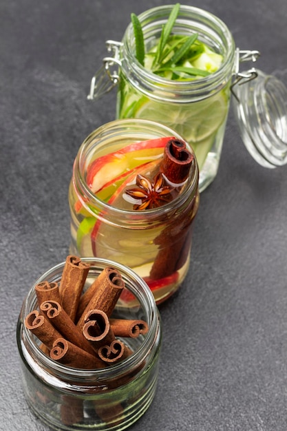 Bâtons de cannelle dans un bocal en verre Pomme cannelle et eau infusée au citron vert dans un bocal en verre