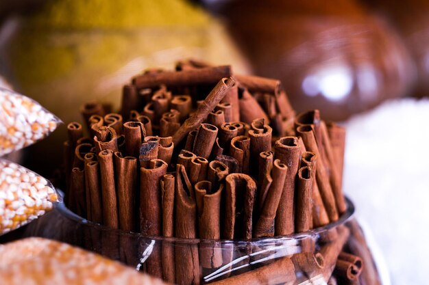 Bâtons de cannelle dans un vase en verre se vendant sur le marché