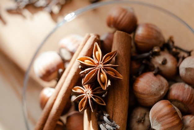 Photo des bâtons de cannelle et des étoiles d'anis et de noix sur le fond