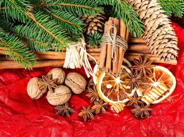 Photo bâtons de cannelle, étoiles d'anis et orange séchée