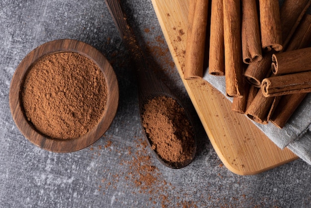 Photo bâtons de cannelle sur un fond en bois. épices à la cannelle dans une cuillère et un bol. cannelle de ceylan.