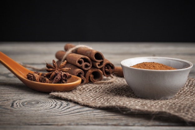 Bâtons de cannelle sur fond en bois