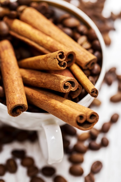 Bâtons de cannelle et grains de café