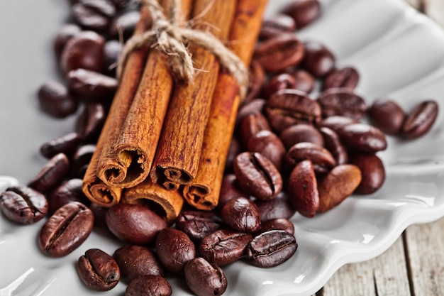 Bâtons de cannelle et grains de café