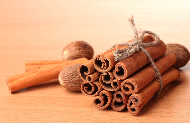 Bâtons de cannelle et muscade sur table en bois