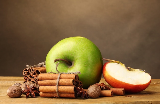 Bâtons de cannelle, pommes muscade et anis sur table en bois