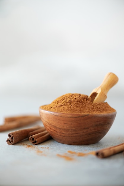 Bâtons de cannelle et poudre sur fond gris. Épices pour le traitement ayurvédique. Concept de médecine alternative