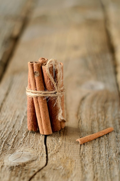 Bâtons de cannelle sur table en bois sombre faible profondeur de champ