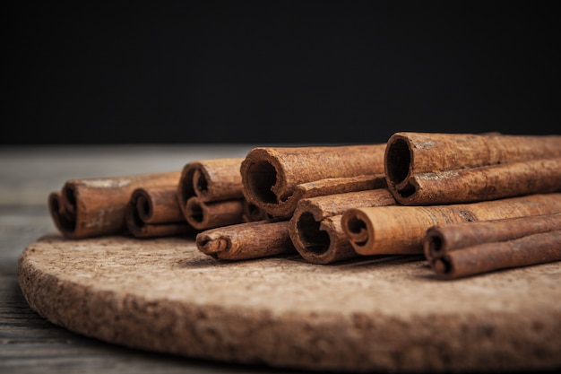 Bâtons de cannelle sur table en bois.