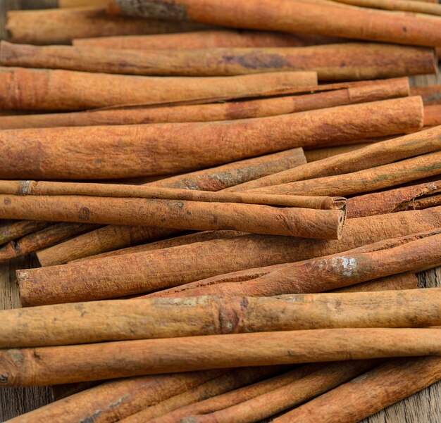 Bâtons de cannelle sur table en bois