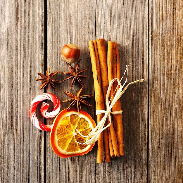 Bâtons de cannelle sur table en bois