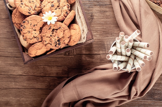 Bâtons de gaufre et boîte à biscuits. vue de dessus