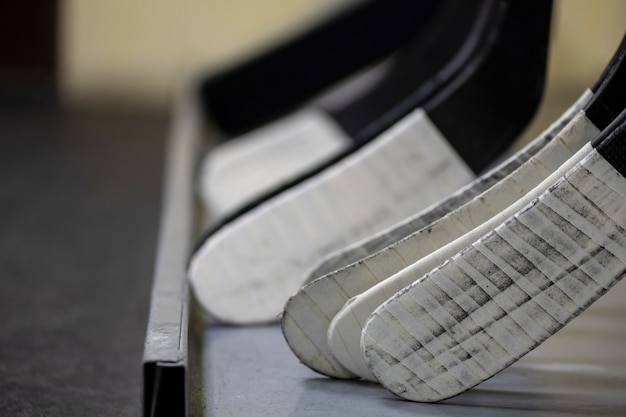 Bâtons de hockey dans les vestiaires avant le match