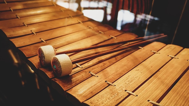 Photo des bâtons de lancer de xylophone placés sur les instruments de musique thaïlandais du xylophone dans la salle de musique