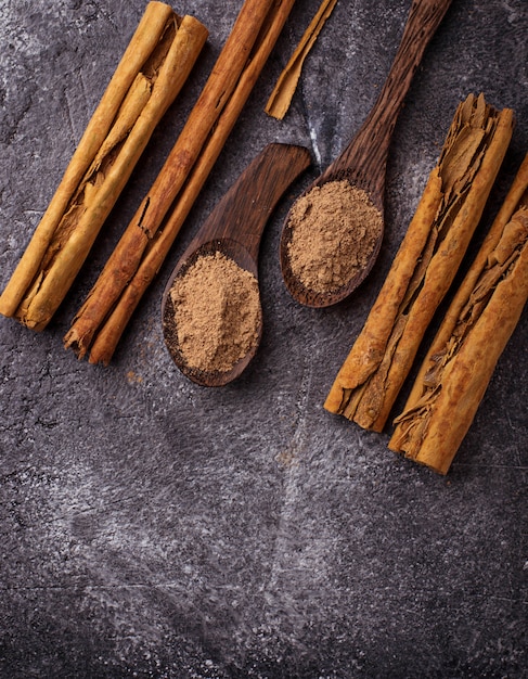 Bâtons et poudre de cannelle de Ceylan. Mise au point sélective