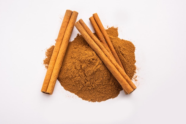 Bâtons et poudre de cannelle également connus sous le nom de poussière de Dalchini, ingrédient important des épices indiennes