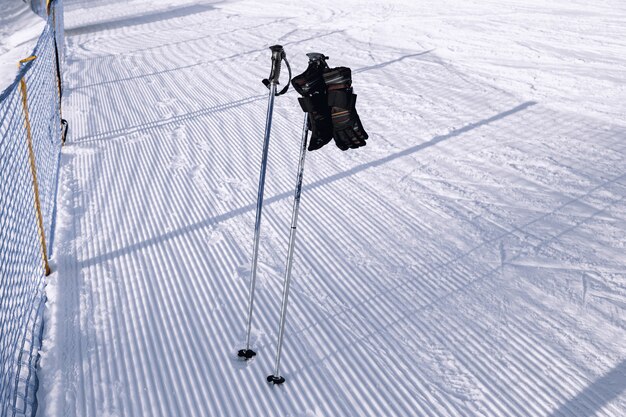 Bâtons de ski avec gants près des pistes de ski