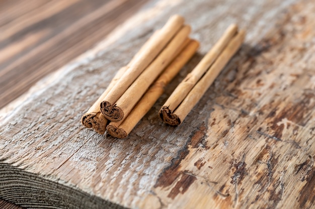 Bâtons de vraie cannelle sur la table en bois