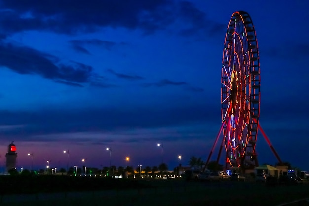 Batoumi, Adjarie, Géorgie. Vue depuis la mer sur la station balnéaire illuminée le soir